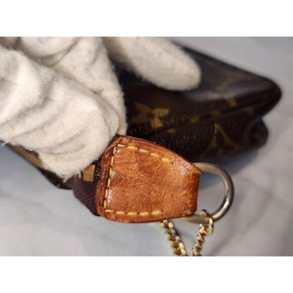 Louis Vuitton Pochette Accessoires Monogram Canvas Shoulder Bag with LV Chain - Picture 10 of 15